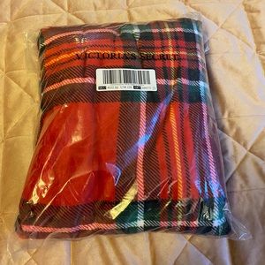 NWT pink by Victoria’s Secret VS blanket 50 x 60 red black white‎ throw